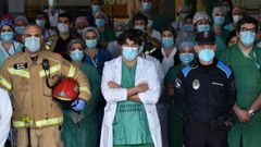 Personal sanitario y fuerzas de seguridad, durante un minuto de silencio por las v�ctimas del covid-19, el pasado abril en el Chuac, en A Coru�a