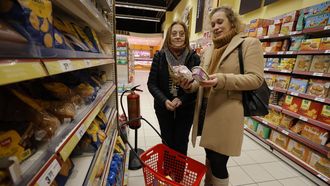 Fina D�az (derecha) con su madre junto a la l�nea de productos sin gluten de un supermercado en Foz