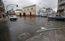 La construcci�n de una rotonda en el cruce de Ponte, Po�ente y Per� obligar� a derribar parte (se aprovechan 44 metros cuadrados) del edificio del fondo, que ha cedido la empresa Calvo. 