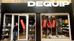 Dahiana Acosta, en la puerta de su tienda de deportes D'Equip