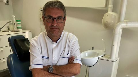 El odont�logo Manuel Gelabert cede el testigo del sill�n solidario a Juan Su�rez Quintanilla