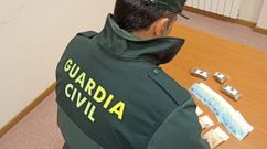 Adems de la droga, los agentes de la Guardia Civil encontraron ms de 300 euros en billetes fraccionados