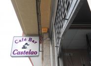 Imagen de la reja forzada que da acceso a la cafeter�a de la r�a Castelao. 