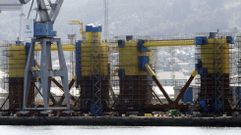 Estructuras para un parque de e�lica marina, fabricadas en Navantia Fene, en foto de archivo