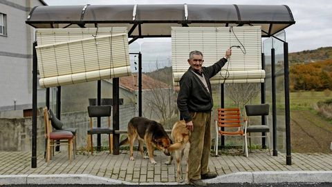 Los vecinos de A Veiga (A Bola) saltaron a la fama tras idear la f�rmula que convert�a la infrautilizada marquesina (la falta de ni�os y la ausencia de parada escolar la abocaban al abandono) en un c�modo lugar de encuentro. Primero la dotaron de sillas y, posteriormente, de unas persianas. Con ellas se proteg�an del implacable sol del interior de Ourense y dejaban sin excusas a quien recelaba de sumarse a la tertulia.