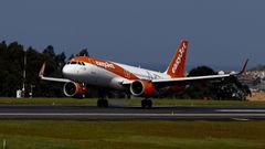 Un avin de Easyjet despega desde Alvedro hacia Ginebra