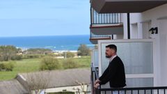 Antonio Lpez, de Inmobiliaria Cisbar, asomndose al balcn de uno de los pisos