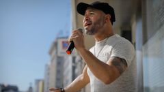 �scar Flores, de la orquesta Foliada, cantando en el Obelisco