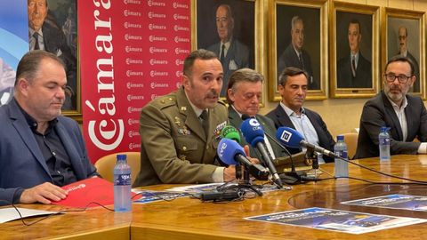 El gestor del �rea de patrimonio de Delegaci�n de Defensa en el Principado de Asturias, el comandante Ignacio Costa, durante la presentaci�n de la feria del autom�vil 'Ciudad de Oviedo'
