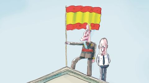 <br />Juan Carlos I y Sabino Fern�ndez Campo: la actuaci�n del rey fue decisiva para frenar la intentona, sobre todo por su mensaje televisado y sus conversaciones con la c�pula del Ej�rcito. Sin embargo, algunas teor�as le implican en una operaci�n destinada a restaurar el prestigio de la democracia | Campo, militar, fue subsecretario de Informaci�n y Turismo en el primer Gobierno de Su�rez. En 1977 entr� en la Casa del Rey como secretario general, sustituyendo a Alfonso Armada. La noche del 23F fue el hombre de confianza del monarca.