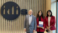 Andrea Gonz�lez entre Ana Crujeiras y Felipe F. Casanueva, que dirigieron su trabajo