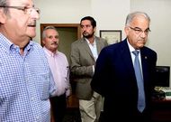 Garc�a Costas -a la derecha- dijo que en los contratos de Pemex influy� el �tax lease�.