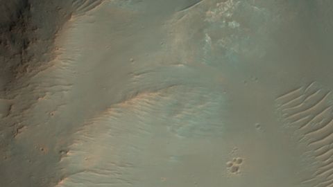 Cr�ter al  noreste de Hellas Planitia con filosilicatos