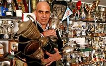 Juan Romero, ayer, delante de la inmensa colecci�n de trofeos ganados por la Gimn�stica.