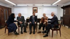 Vanessa Guti�rrez, Xuan Xos� S�nchez Vicente, Adri�n Barb�n, Lluis Xabel �lvarez y Xos� Lluis Garc�a Ar�as en el despacho de Belarmino Tom�s del Palacio de Presidencia