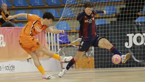 El burelista Izan dispara a puerta ante el levantinista Juli�n, en el �ltimo encuentro disputado por el Reyco Burela FS