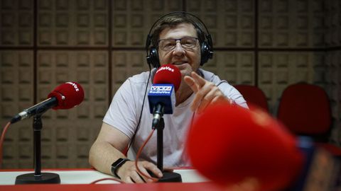 Javier Moro, en los estudios de Radio Voz Ourense