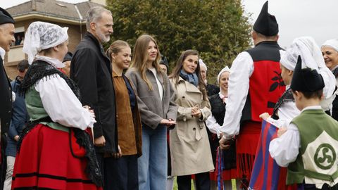 Los Reyes, la princesa Leonor y la Infanta Sof�a durante el acto de entrega del premio al ?Pueblo Ejemplar de Asturias 2025, a 25 de octubre de 2025, en Valdesoto, Sieto, Asturias (Espa�a). El Premio al Pueblo Ejemplar de Asturias 2025 ha sido concedido a la parroquia de Valdesoto, que pertenece al concejo asturiano de Siero