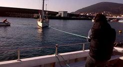 La tripulaci�n de Cruceros Fisterra remolca el Yemanja en direcci�n al puerto de Muros.