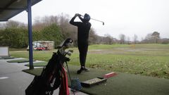 Un jugador ejecuta un swing en el Mi�o Club de Golf.