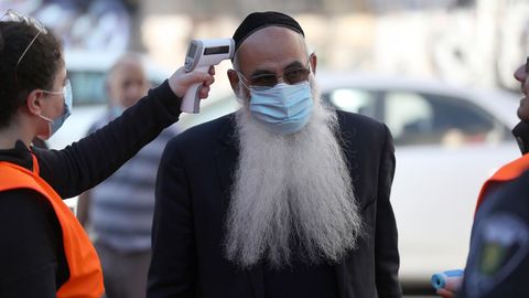 En Israel, las autoridades controlan la temperatura en el acceso de algunos mercados