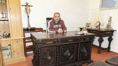 Manolo Pi�eiro leva m�is de d�as d�cadas � fronte da empresa lucense de compravenda C�sar Antig�edades.