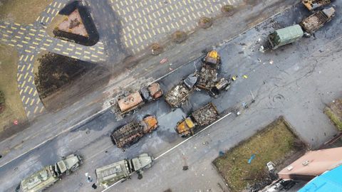 Veh�culos militares rusos calcinados cerca de Kiev