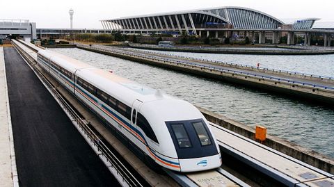 Un tren Shanghai Maglev saliendo del aeropuerto de Pudong 