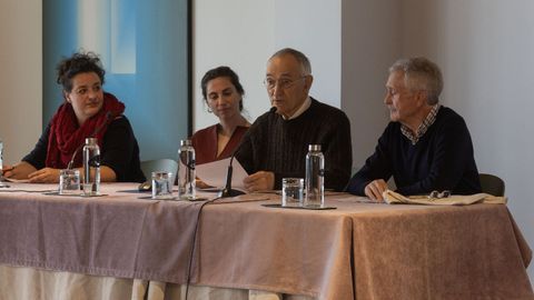 <span lang= gl >Unha dás mesas redondas celebradas onte durante ou simposio</span>