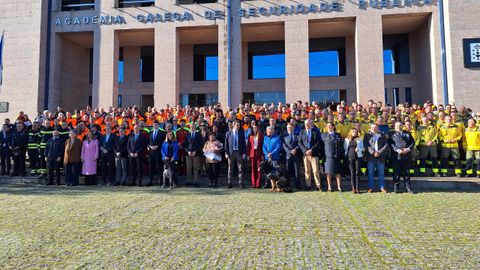 Foto de familia de autoridades y voluntarios de Protecci�n Civil