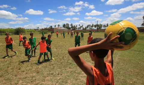 Ni�os de la escuela de f�tbol Bola de Ouro, patrocinada por el futbolista hispano-brasile�o Diego Costa, en Sergipe (Brasil). 