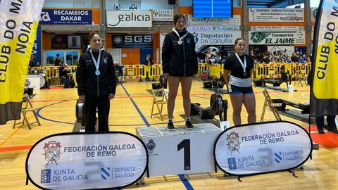 El podio juvenil femenino, con las ribadense Carlota Pe�a, Irene Mart�nez y Zhanna Nelina.