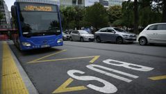 Un autob�s metropolitano en la parada de Entrejardines, en la ciudad de A Coru�a