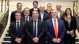De izquierda a derecha y de abajo a arriba: Alfredo Currais Sendn (vicetesorero), Juan Carlos Outeiral Miranda (presidente), David Balseiro Botana, (vicepresidente), ngel Agustn Rodrguez Fernndez (tesorero), Fabin Lobelos Pardias (vocal), Melina Pazos Delgado (Comisionada de la mujer en la marina mercante ), Feliciano Fraguela Daz (vicesecretario), Sergio Rodrguez Balseiro, (secretario), Jos Ramn Garca Galego (vocal)