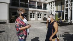 Rita y Elvira, familiares de ancianas de la residencia de Burela, reclaman el uso de este espacio