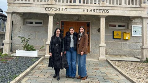 Judith Vega y Kelly Pereira, de la AECC, dieron una charla en Vilardev�s.