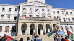 La pancarta que ped�a el fin del genocidio en Palestina, durante el tiempo que permaneci� colgada en el balc�n municipal.