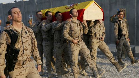 Compa�eros del soldado espa�ol portaron en hombros el f�retro antes de partir de Irak.