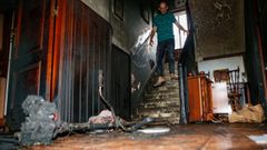 El hijo del fallecido, en la casa siniestrada.