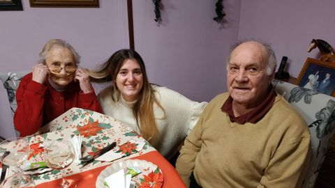 Olaya Su�rez, con sus abuelos Mari Paz y Guillermo, hace un par de navidades