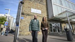 El concejal Iv�n Puentes y la diputada Paloma Castro, este jueves, en el exterior del centro de salud Virxe Peregrina de Pontevedra