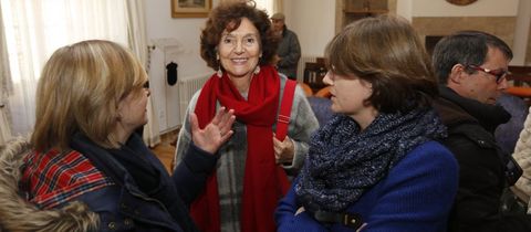 Marina Mayoral, en el centro, charl con los concejales y asistentes al acto. 