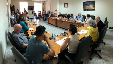 PSOE, BNG y PP estuvieron de acuerdo en solicitar el mantenimiento del servcio mdico, aunque no faltaron reproches 