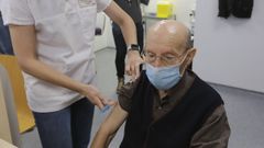 Enrique, de 87 a�os, primer vacunado contra la gripe y con la tercera dosis del covid en el centro de salud de Monte Alto, en A Coru�a