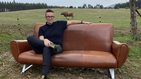 Brigitte Vasallo, retratada nunha pradar�a en Sabrexo, en Vila de Cruces.