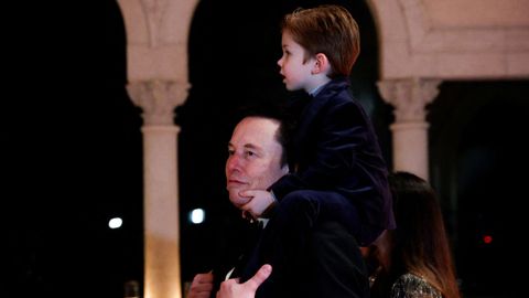 Elon Musk, con uno de sus hijos en brazos