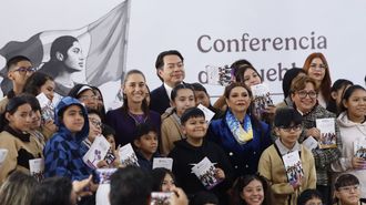 Sheinbaum con el secretario de Educaci�n y escolares en un acto que tuvo lugar este lunes.