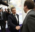 Sarkozy saluda al lder de sus socios centristas de la UDI. 