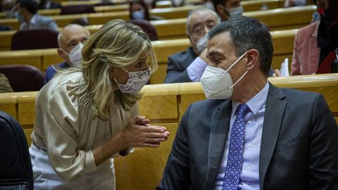 El presidente del Gobierno, Pedro Snchez, y la vicepresidenta segunda, Yolanda Daz, en una sesin de control al Ejecutivo en el Senado.