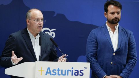 El secretario general Nacional del PP, Miguel Tellado (i), y el l�der de los populares asturiano, �lvaro Queipo (d)